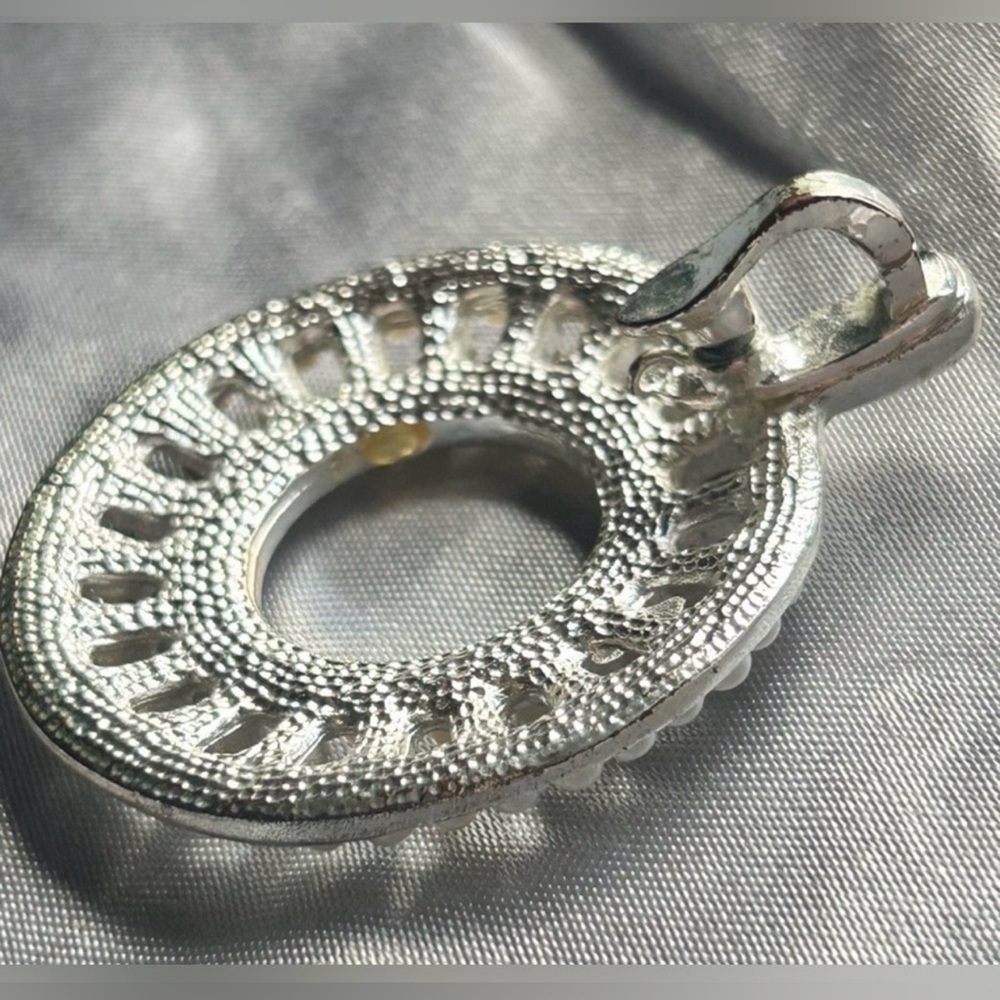 Vintage Silver Tone Faux Pearl & Rhinestone Halo Pendant Estate Finds - Picture 6 of 7